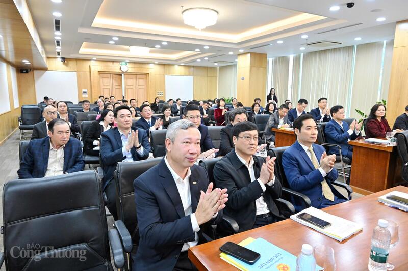 Các đại biểu tham dự hội nghị.