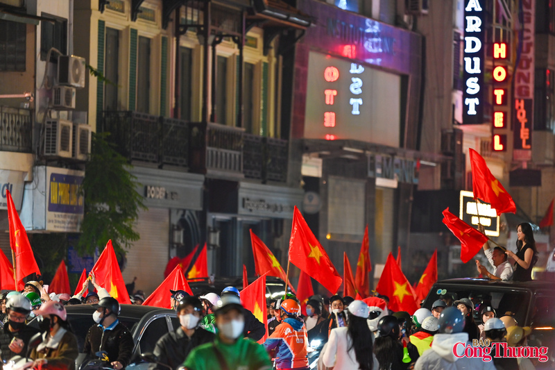 Cờ đỏ sao vàng ngập tràn các tuyến phố.