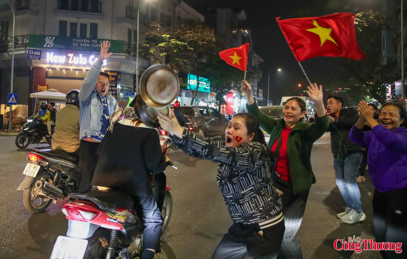 Đáng chú ý, không ít người dân còn mang theo nồi niêu, xoong chảo gõ vang tạo nhịp, góp phần làm cho không khí ăn mừng thêm náo nhiệt.