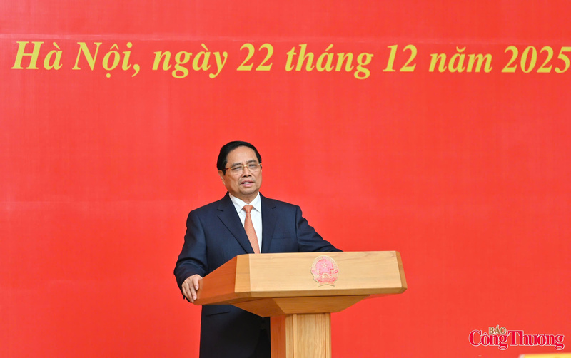 Phát biểu giao nhiệm vụ, Thủ tướng tin tưởng, đồng chí Lê Mạnh Hùng sẽ tiếp tục phát huy năng lực, góp phần đưa ngành Công Thương phát triển nhanh, bền vững, tăng trưởng 2 con số.