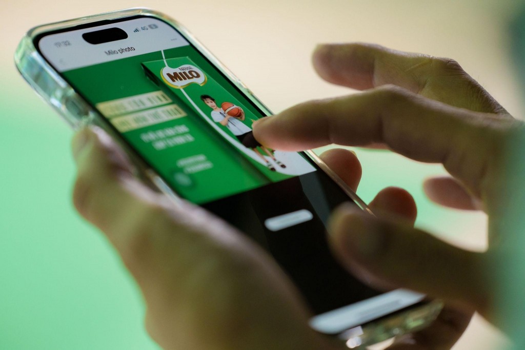 Mẹ có thể chia sẻ hình ảnh lên MXH để cùng MILO tôn vinh mọi môn thể thao.