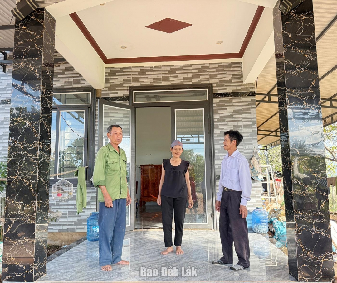 Gia đình ông Hà Đức Minh với căn nhà mới do Nhà nước hỗ trợ