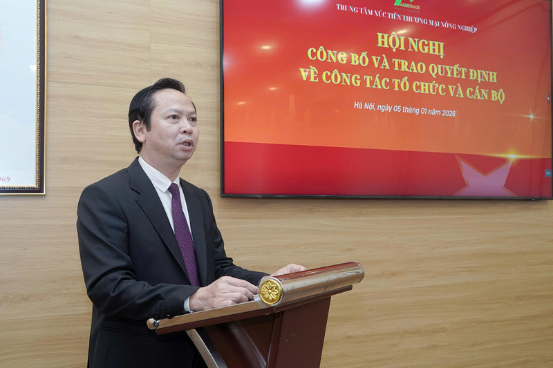 Ông Hoàng Văn Dự - Phó giám đốc AGRITRADE công bố Quyết định số 5775/QĐ-BNNMT ngày 29/12/2025 của Bộ trưởng Bộ Nông nghiệp và Môi trường. Ảnh: Bảo Thắng