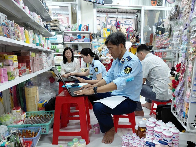 Lực lượng Quản lý thị trường tỉnh Cà Mau kiểm tra hàng hóa tại một cơ sở kinh doanh.