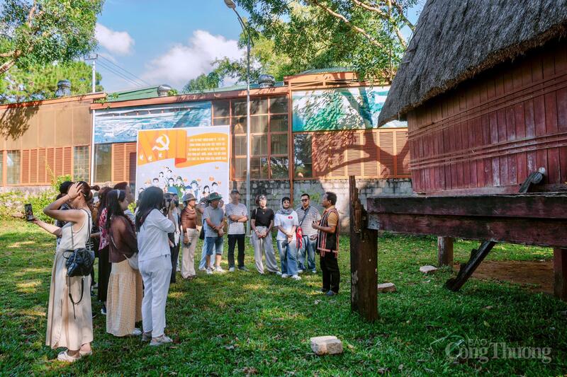 Du khách tham quan, trải nghiệm không gian văn hoá phía Tây tỉnh Gia Lai. Ảnh: Hiền Mai