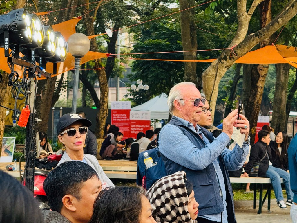 Những giai điệu cuối tuần níu chân du khách nước ngoài bên hồ Gươm