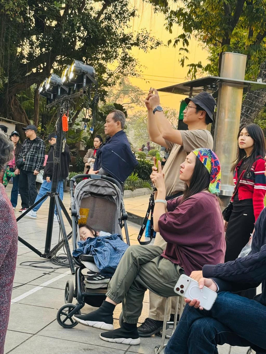 Em bé say ngủ trong khi cha mẹ thưởng thức âm nhạc. Chuyến du lịch đến Việt Nam trở nên ý nghĩa hơn với việc tham gia hoạt động âm nhạc cộng đồng này Em bé say ngủ trong khi cha mẹ thưởng thức âm nhạc. Chuyến du lịch đến Việt Nam trở nên ý nghĩa hơn với việc tham gia hoạt động âm nhạc cộng đồng này