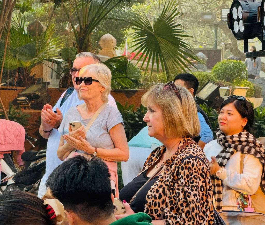 Những tràng pháo tay của khán giả trong và ngoài nước giúp các nghệ sĩ có thêm động lực để biểu diễn hăng say hơn Những tràng pháo tay của khán giả trong và ngoài nước giúp các nghệ sĩ có thêm động lực để biểu diễn hăng say hơn