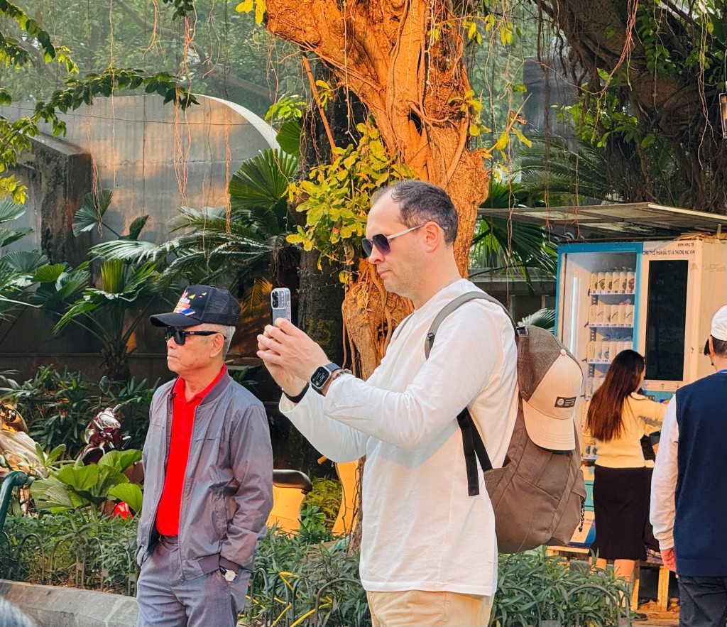 Những giai điệu cuối tuần níu chân du khách nước ngoài bên hồ Gươm