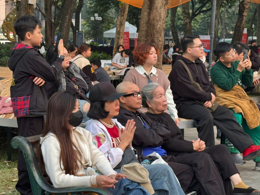 Cả gia đình cùng thưởng thức và lắc lư theo điệu nhạc Cả gia đình cùng thưởng thức và lắc lư theo điệu nhạc