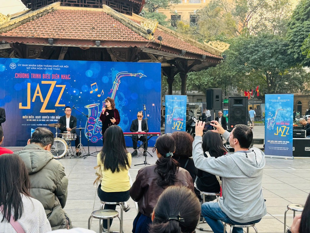 Không chỉ ghi lại các video hay chụp ảnh, họ còn ngồi lại thưởng thức và hòa theo các giai điệu Không chỉ ghi lại các video hay chụp ảnh, họ còn ngồi lại thưởng thức và hòa theo các giai điệu