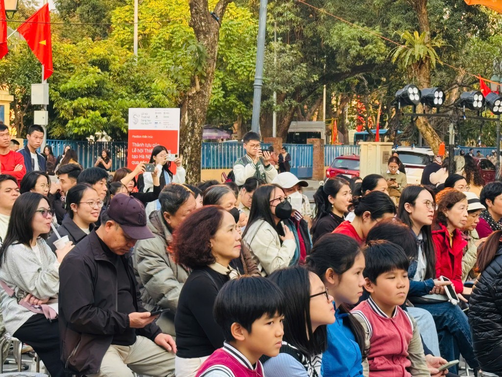 Khán giả chăm chú theo dõi từng tiết mục Khán giả chăm chú theo dõi từng tiết mục