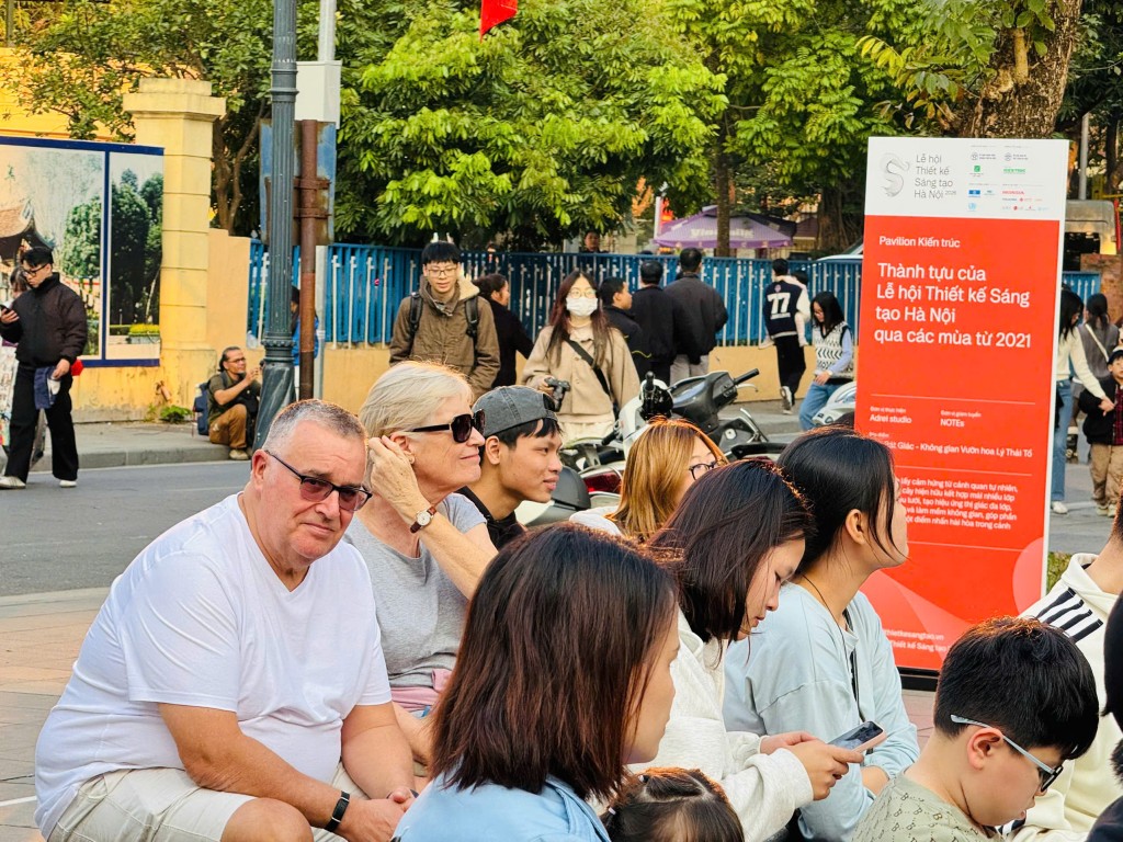 Những giai điệu cuối tuần níu chân du khách nước ngoài bên hồ Gươm