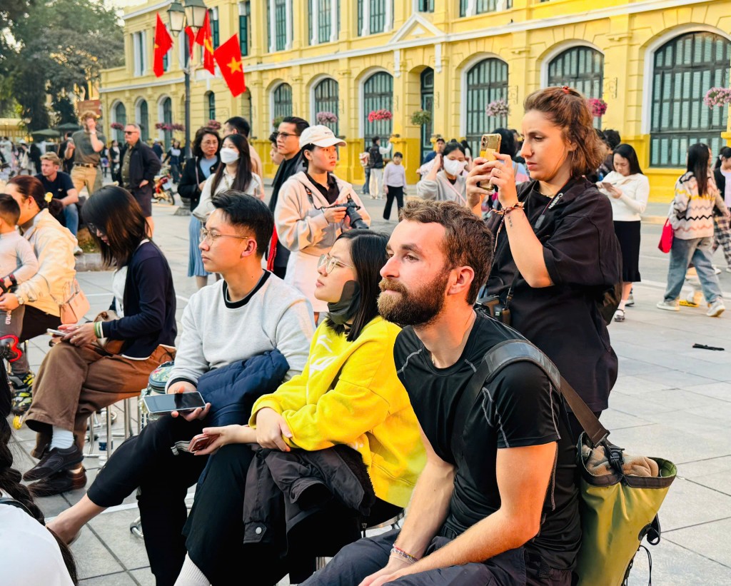 Những giai điệu cuối tuần níu chân du khách nước ngoài bên hồ Gươm