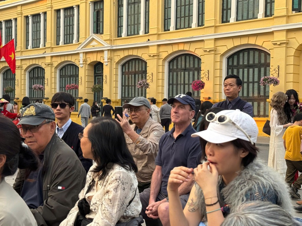 Những giai điệu cuối tuần níu chân du khách nước ngoài bên hồ Gươm