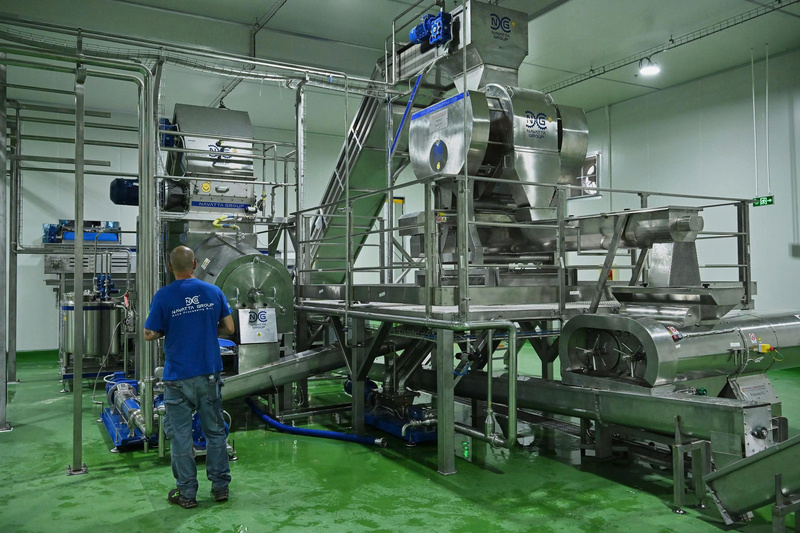 Việc thu hút các doanh nghiệp tham gia vào chế biến sâu được tỉnh Quảng Ngãi đẩy mạnh, từng bước nâng cao giá trị vùng dược liệu. Ảnh: Tuệ Lâm