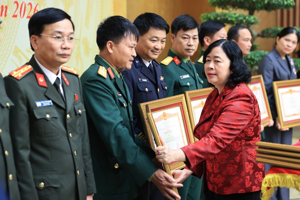 Chủ tịch Ủy ban Trung ương Mặt trận Tổ quốc Việt Nam Bùi Thị Minh Hoài trao bằng khen cho các tập thể, cá nhân có thành tích xuất sắc trong thực hiện Chiến dịch Quang Trung - Ảnh VGP/Nhật Bắc