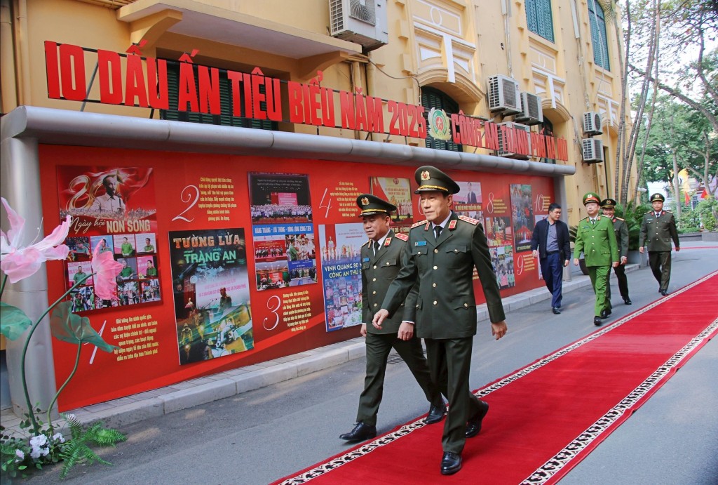 Bộ trưởng Bộ Công an, Đại tướng Lương Tam Quang tham quan triển lãm 10 Dấu ấn tiêu biểu năm 2025 của Công an TP. Hà Nội