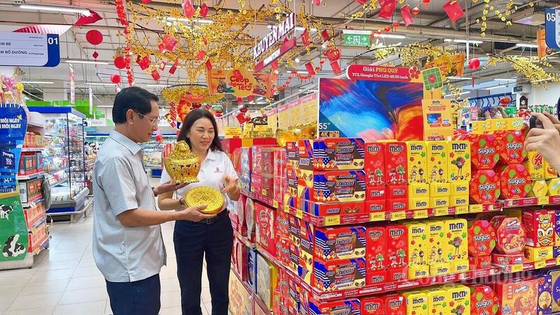 Các hệ thống siêu thị đã chủ động làm việc sớm với các nhà cung ứng để điều tiết sản xuất, bảo đảm đủ nguồn hàng cho cao điểm cuối năm. Ảnh: Khánh Ngọc