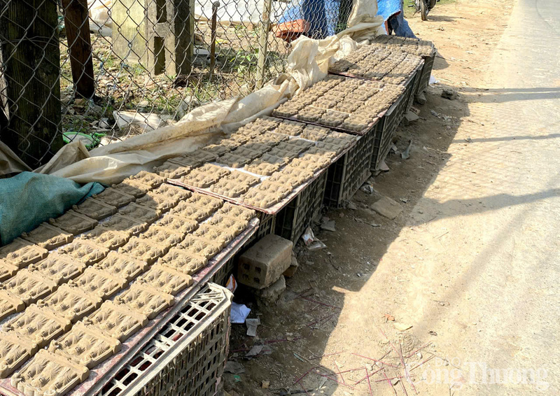 Tượng ông Táo được phơi dọc con đường ở làng Địa Linh.