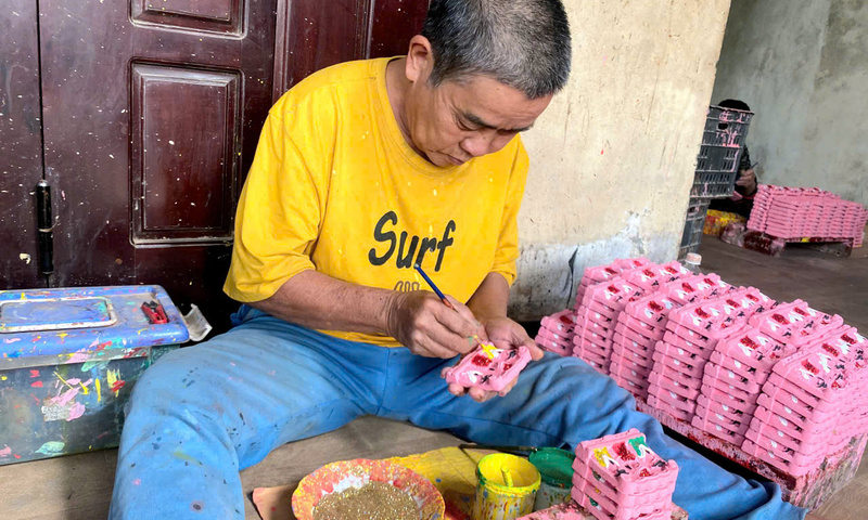 Ông Võ Văn Hay đang tô vẻ, công đoạn cuối