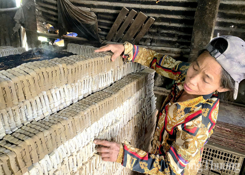 Mỗi lò nung chứa khoảng 2.000 - 3000 tượng và được nung trong 5 ngày đêm.