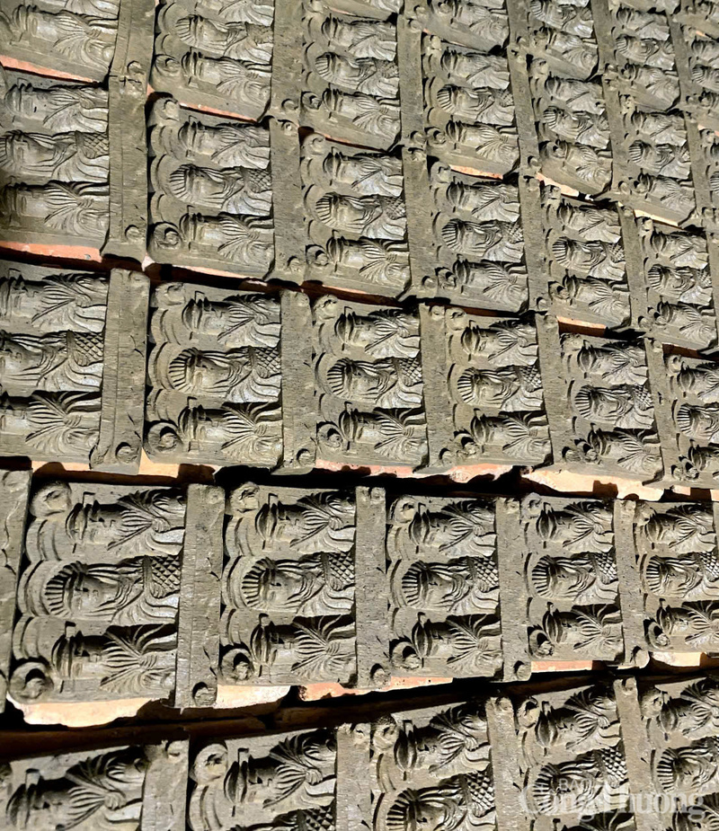 Từ đất sét, tượng ông Táo được in ra từ khuôn có sẵn.