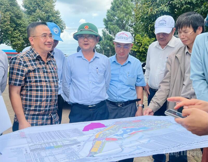 Lãnh đạo tỉnh Gia Lai khảo sát tại khu vực triển khai Dự án Đường trục chính kết nối Khu đô thị CK54, Khu công nghiệp Trà Đa đến trung tâm phường Pleiku và xã Biển Hồ, hồi tháng 8/2025. Ảnh: Hiền Mai