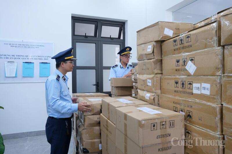 Chi cục Quản lý thị trường tỉnh Lâm Đồng tiến hành niêm phong tang vật bị thu giữ. Ảnh minh họa: Lê Sơn