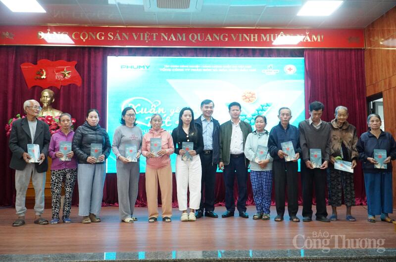 Đại diện xã Hòa Tiến trao quà Tết cho các hộ dân.