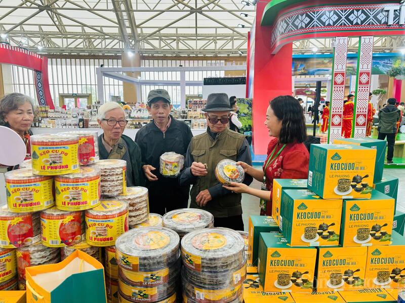 Thương hiệu kẹo cu đơ Hà Tĩnh được lòng người dân Thủ Đô. Ảnh: Nam Long