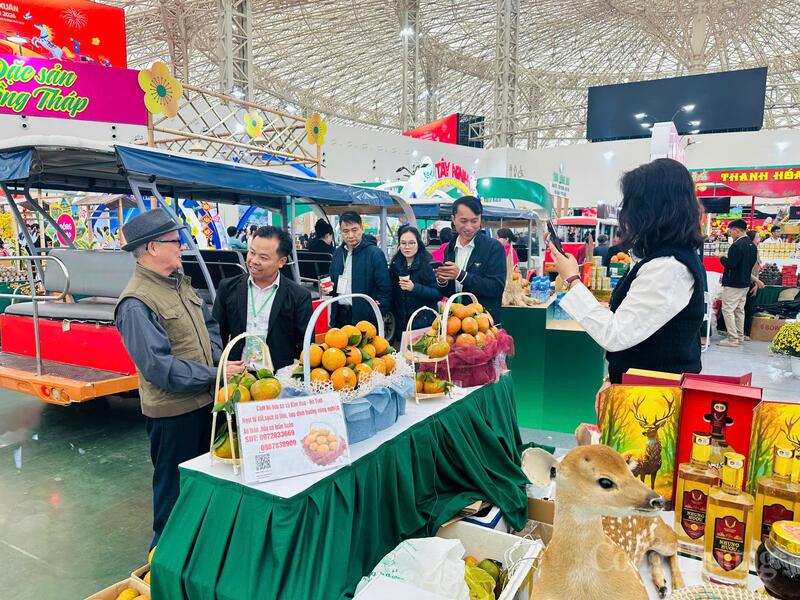 Đặc sản núi rừng Hà Tĩnh khoe sắc tại hội chợ. Ảnh: Nam Long