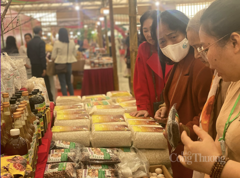 Nông sản Sơn La hấp dẫn du khách. Ảnh: Hải Linh