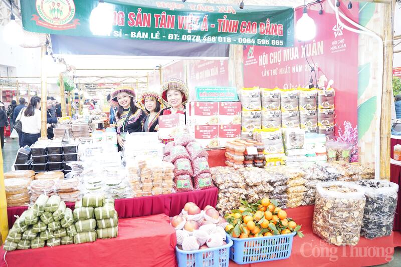 Chị Đào Thị Thùy Linh (bên trái ) gian hàng cùng các đặc sản Cao Bằng