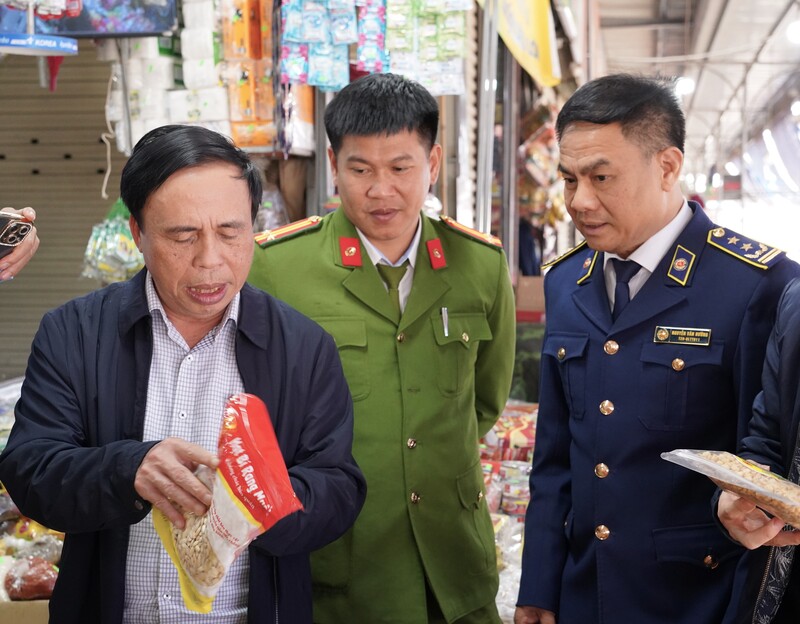 Đoàn kiểm tra số 3 Ban Chỉ đạo 389 tỉnh kiểm tra tại chợ Đô Lương. Ảnh: Mai Liễu