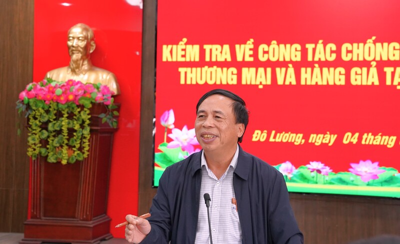 Ông Phạm Văn Hóa - Giám đốc Sở Công Thương, Phó Trưởng Ban Chỉ đạo 389 tỉnh ghi nhận sự nỗ lực, trách nhiệm của Ban Chỉ đạo 389 các xã. Ảnh: Mai Liễu