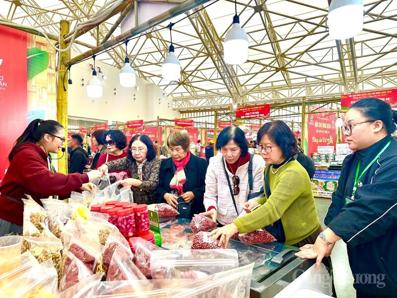 Theo chị Thanh, đại diện gian hàng cho biết, sau 3 ngày, doanh thu đạt hàng trăm triệu đồng