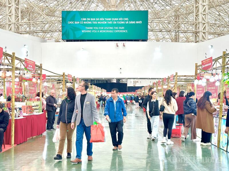 Khách đến tham quan và mua sắm tại Hội chợ Mùa Xuân.