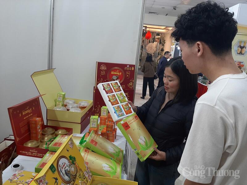 Sản phẩm yến sấy thăng hoa được thiết kế dạng hộp gồm 6 hũ với 6 hương vị gồm: gừng tươi, đường phèn truyền thống, nhân sâm, đông trùng hạ thảo, yến dành cho trẻ em và yến tứ vị. Ảnh: N.H