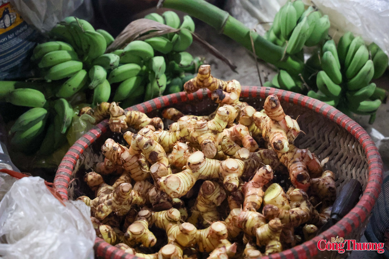 Bên cạnh các gia vị quen thuộc như: riềng, gừng, hành, tiêu, ớt, món cá kho còn có thêm nước cốt cua đồng và nước mắm cốt, tạo nên hương vị đậm đà, thanh ngọt tự nhiên mà không nơi nào có được. Chuối cũng phải là chuối tiến vua từ làng Đại Hoàng nức tiếng.