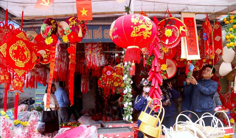 Không chỉ tại các trung tâm thương mại, ở các chợ dân sinh, không khí mua bán cũng sôi động, nhất là khu vực chợ Vinh và các tuyến đường xung quanh chợ,  đông đảo người dân đến mua sắm. Ảnh: Mai Liễu