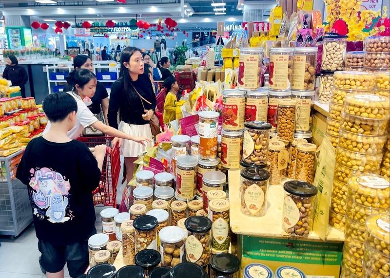 Các gian hàng bánh kẹo luôn thu hút lượng lớn người mua vì đây là mặt hàng không thể thiếu của mỗi nhà trong dịp Tết. Ảnh: Mai Liễu