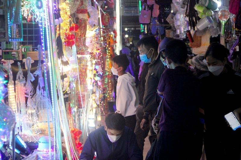 Các loại đèn trang trí, bóng nháy nhiều màu sắc thu hút người mua để làm đẹp không gian nhà cửa trong dịp Tết. Ảnh: Mai Liễu