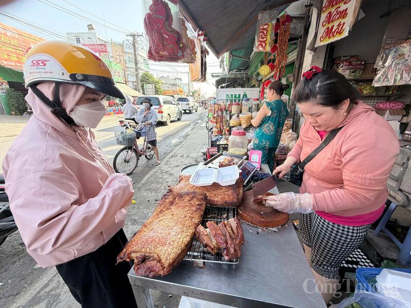 Cùng với xôi chè và hoa tươi, heo quay da giòn là mặt hàng được tiêu thụ mạnh trong sáng nay. Ảnh: Minh Anh.