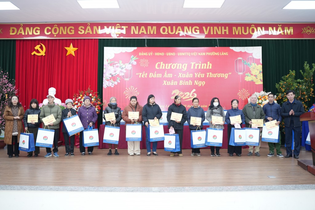 Mỗi phần quà được trao đi hôm nay không chỉ mang giá trị vật chất, mà còn chứa đựng trong đó là tình cảm, là tấm lòng của cộng đồng dành cho những người còn gặp khó khăn trong cuộc sống