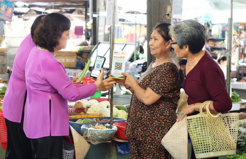 Nhiều hộ sản xuất ở miền núi, hải đảo chưa quen với việc bán hàng trực tuyến, thiếu kỹ năng sử dụng nền tảng số. Ảnh minh hoạ