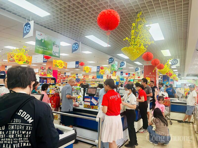 Không khí mua sắm tại các siêu thị trên địa bàn TP. Hồ Chí Minh bước vào giai đoạn sôi động nhất trong năm. Ảnh: Thừa Ngọc