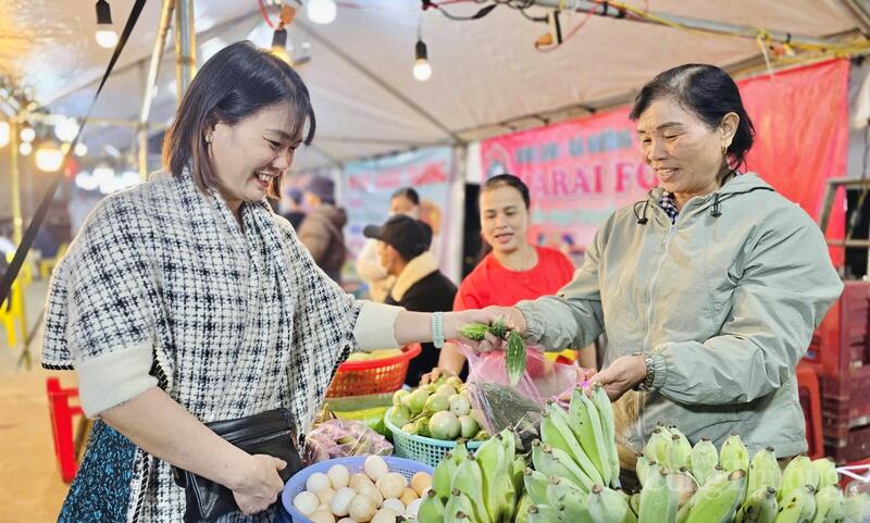 Phiên chợ trưng bày, giới thiệu, quảng bá sản phẩm nông sản, ẩm thực tiêu biểu và sản phẩm OCOP thu hút đông đảo người dân và du khách đến tham quan, mua sắm. Ảnh: Bá Bính