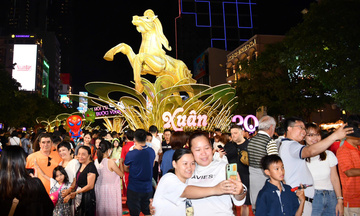 Khu vực cuối đường hoa Nguyễn Huệ rực rỡ với cụm linh vật ngựa đa sắc và thông điệp