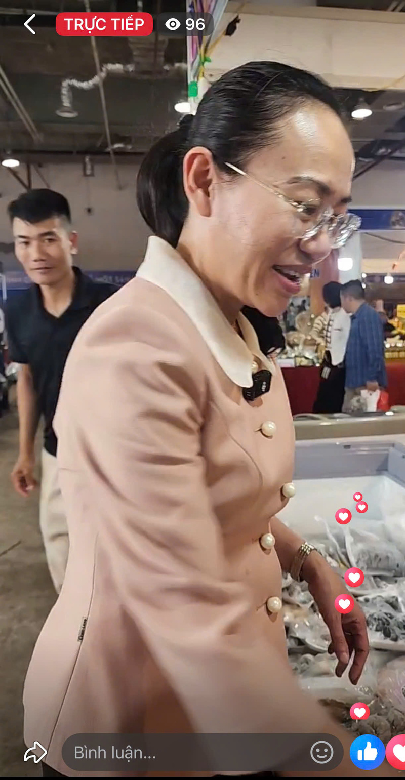 Hình ảnh Bí thư đặc khu Cô Tô, tỉnh Quảng Ninh bán hàng trực tiếp hỗ trợ bà con địa phương tối 7/2 tại Hội chợ OCOP xuân Quảng Ninh 2026.